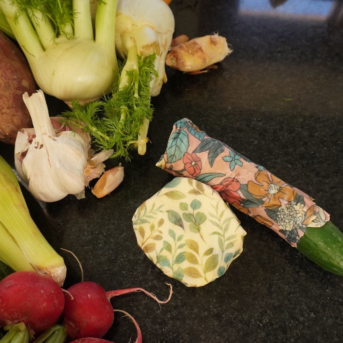 Wrap de cera de abeja sobre un pepino y mise en place de verduras